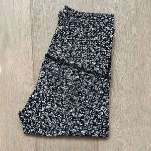 EUC wunder under high rise 7/8 tight daisy dust alpine white black size 2 lulule